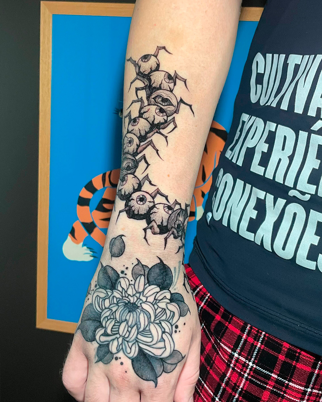 Tatuagem autoral em antebraço e mão