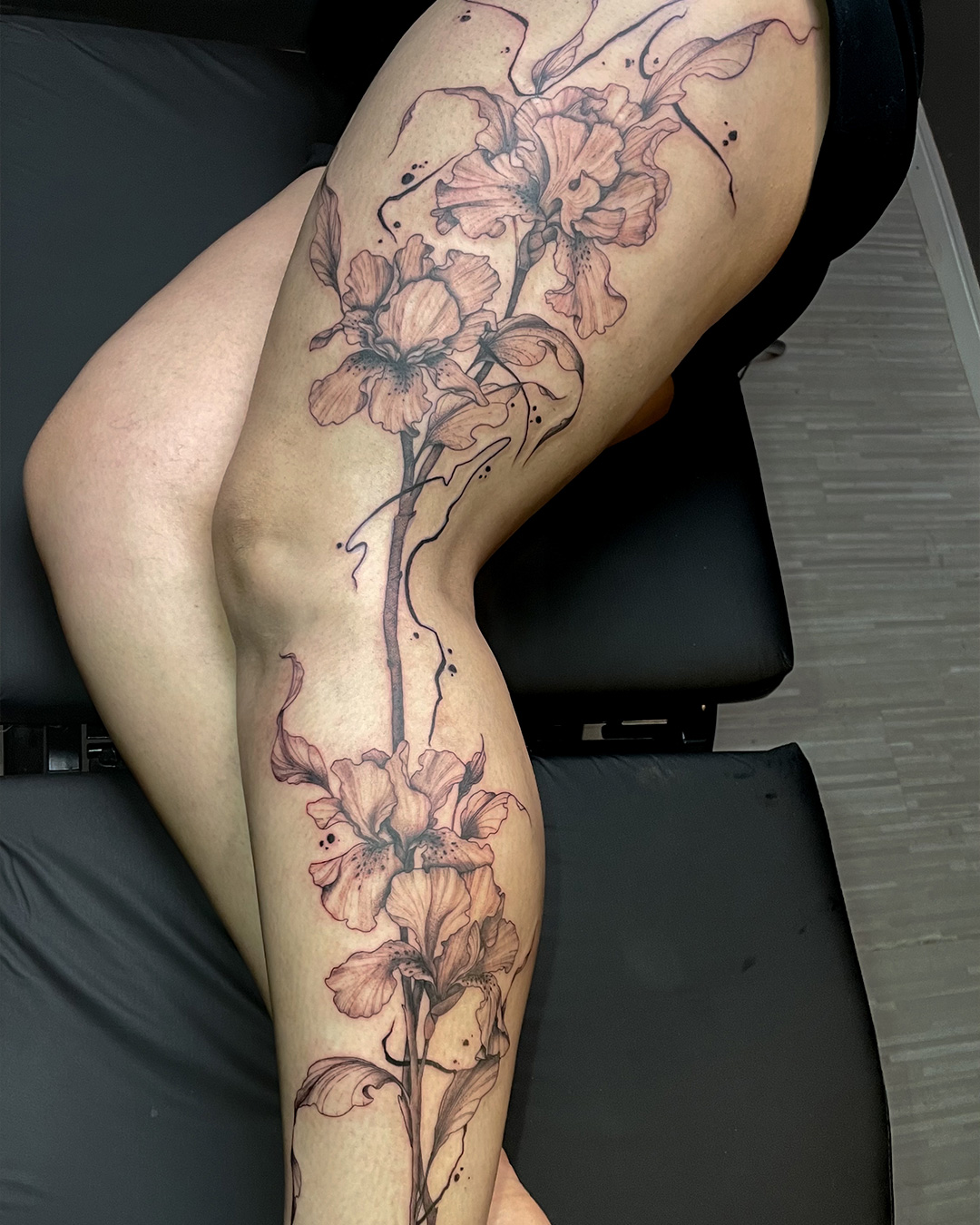 Tatuagem autoral em coxa